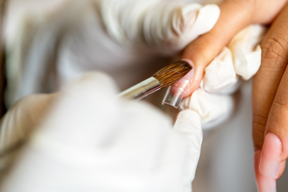 professional,manicurist,wearing,gloves,creating,acrylic,nail,extension,on,a