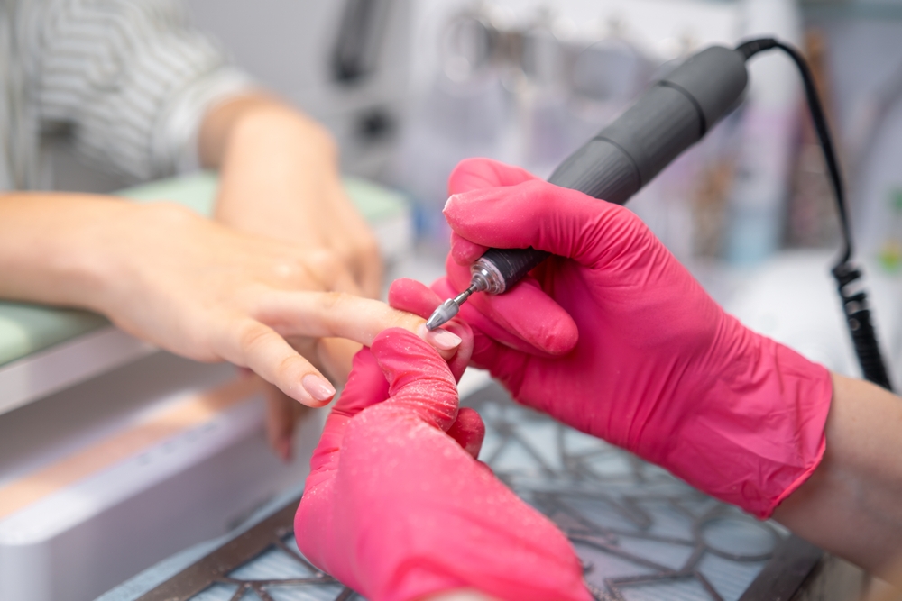 manicure,master,uses,a,drill,machine,for,a,manicure,at